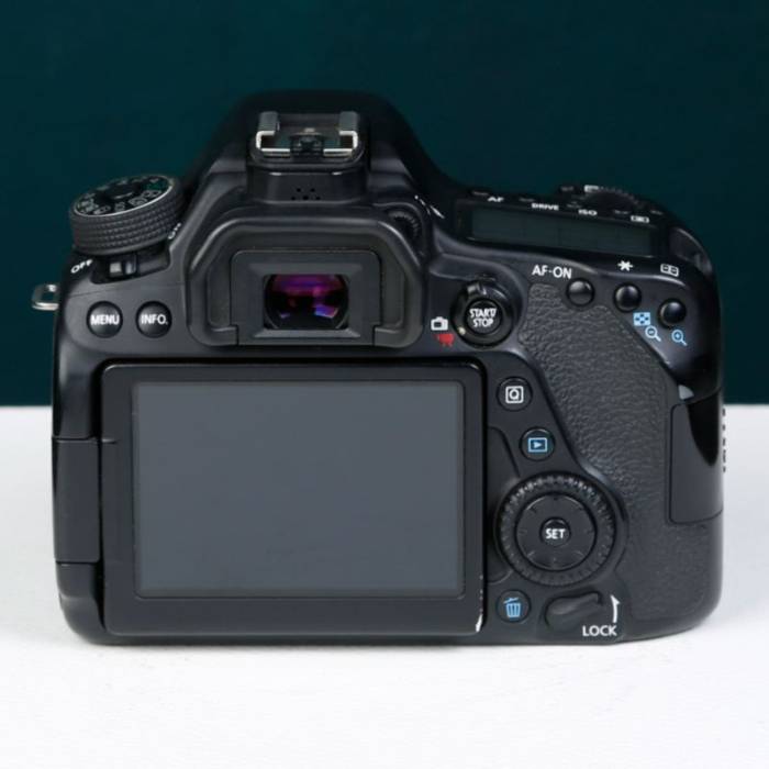 دوربین دست دوم کانن Canon EOS 80D Kit 18-135mm f/3.5-5.6 IS STM (68000 شات)