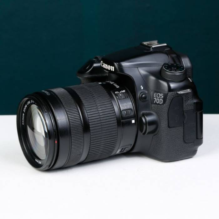 دوربین دست دوم کانن Canon EOS 70D Kit 18-135mm f/3.5-5.6 IS STM (220000 شات)