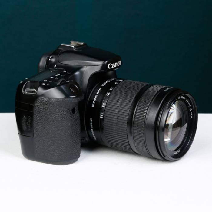 دوربین دست دوم کانن Canon EOS 70D Kit 18-135mm f/3.5-5.6 IS STM (220000 شات)