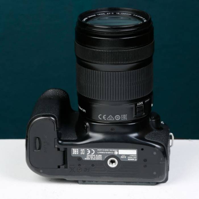 دوربین دست دوم کانن Canon EOS 70D Kit 18-135mm f/3.5-5.6 IS STM (220000 شات)