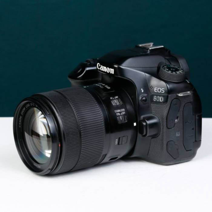 دوربین دست دوم کانن Canon EOS 80D Kit 18-135mm f/3.5-5.6 IS USM (86000 شات)