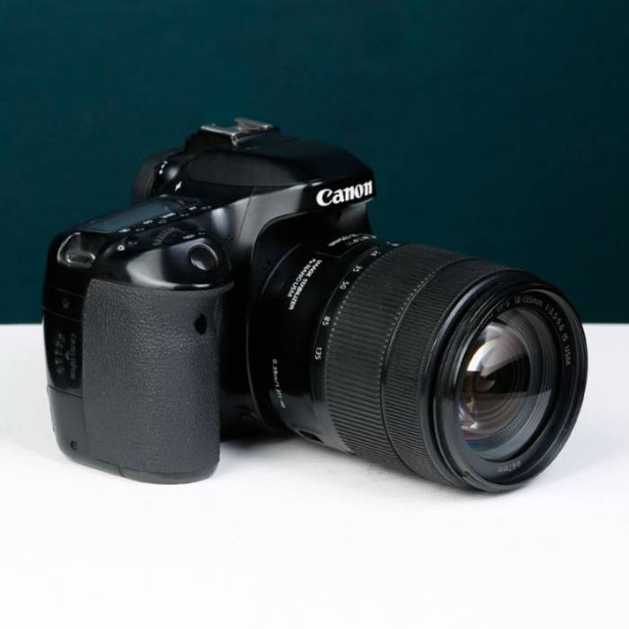 دوربین دست دوم کانن Canon EOS 80D Kit 18-135mm f/3.5-5.6 IS USM (86000 شات)