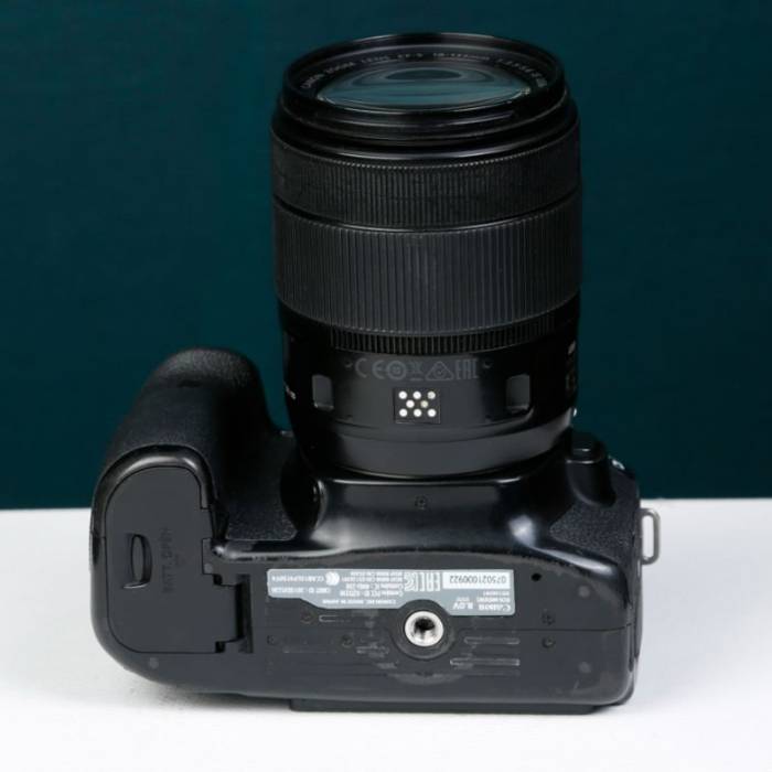 دوربین دست دوم کانن Canon EOS 80D Kit 18-135mm f/3.5-5.6 IS USM (86000 شات)