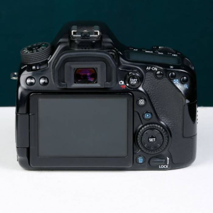 دوربین دست دوم کانن Canon EOS 80D Kit 18-135mm f/3.5-5.6 IS USM (86000 شات)