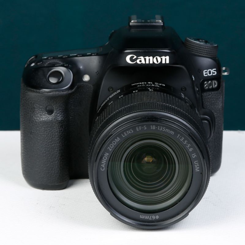 دوربین دست دوم کانن Canon EOS 80D Kit 18-135mm f/3.5-5.6 IS USM (87000 شات)