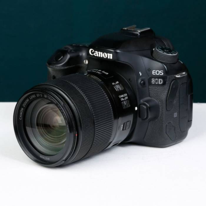 دوربین دست دوم کانن Canon EOS 80D Kit 18-135mm f/3.5-5.6 IS USM (87000 شات)