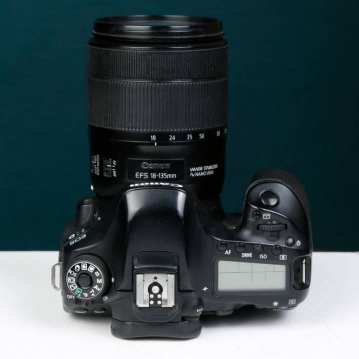 دوربین دست دوم کانن Canon EOS 80D Kit 18-135mm f/3.5-5.6 IS USM (87000 شات)
