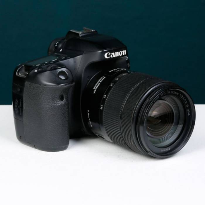 دوربین دست دوم کانن Canon EOS 80D Kit 18-135mm f/3.5-5.6 IS USM (87000 شات)