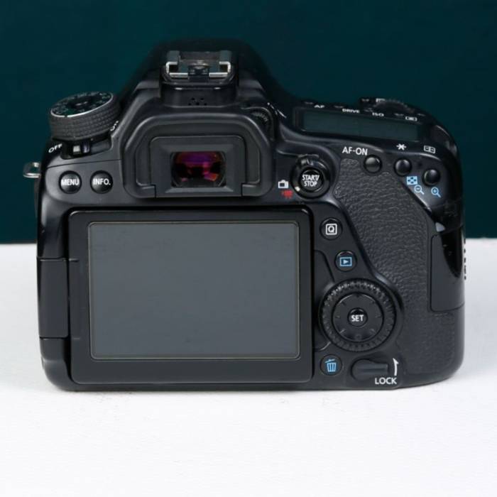 دوربین دست دوم کانن Canon EOS 80D Kit 18-135mm f/3.5-5.6 IS USM (87000 شات)
