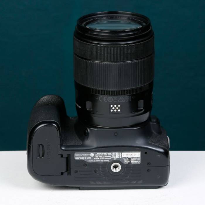 دوربین دست دوم کانن Canon EOS 80D Kit 18-135mm f/3.5-5.6 IS USM (87000 شات)