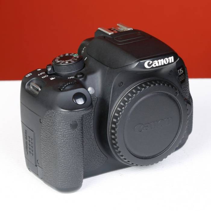 دوربین دست دوم canon eos 700D body(23000 شات)