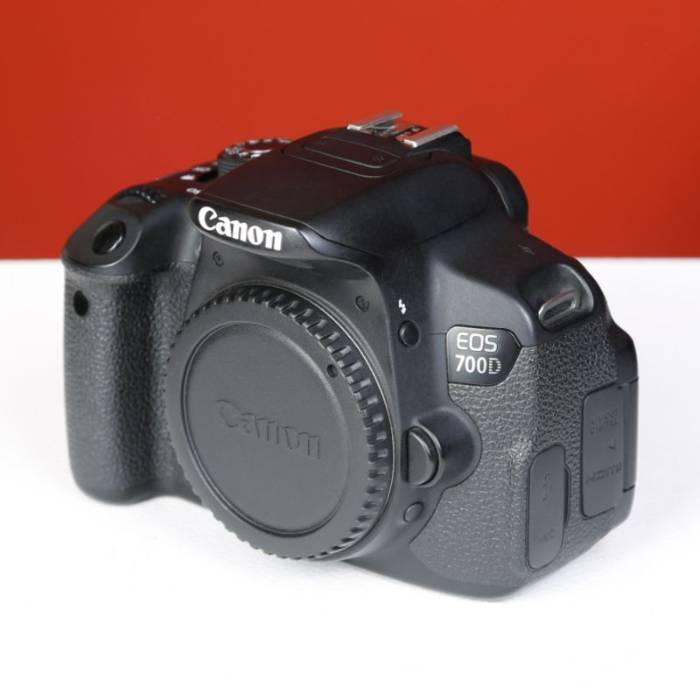 دوربین دست دوم canon eos 700D body(23000 شات)