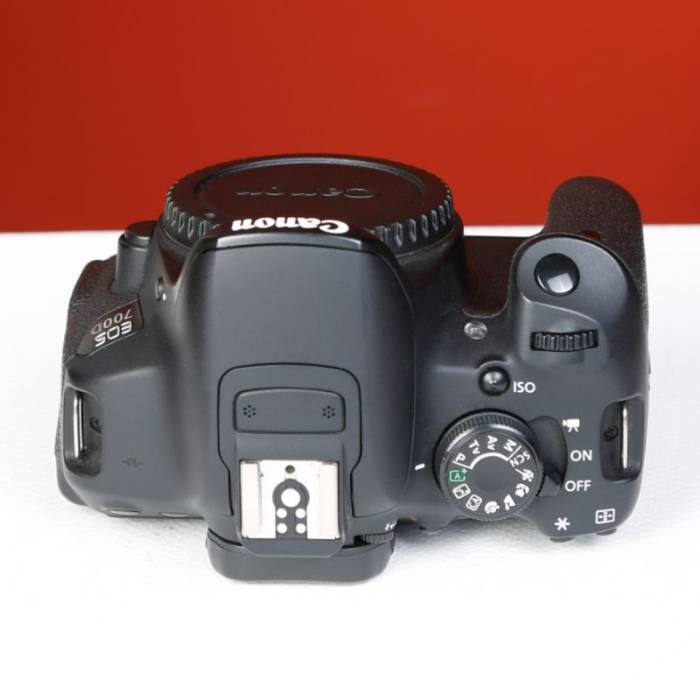 دوربین دست دوم canon eos 700D body(23000 شات)