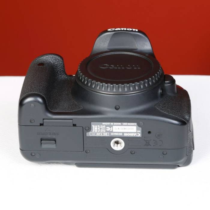 دوربین دست دوم canon eos 700D body(23000 شات)