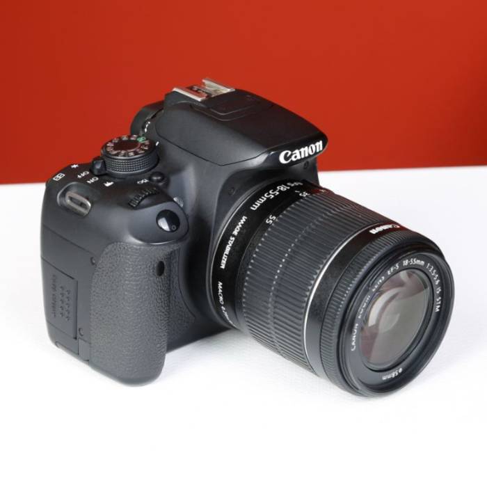 دوربین دست دوم کانن canon eos 700D kit 18-55 stm lens (23000 شات)
