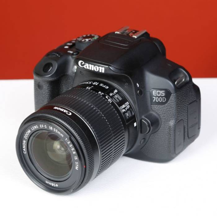 دوربین دست دوم کانن canon eos 700D kit 18-55 stm lens (23000 شات)