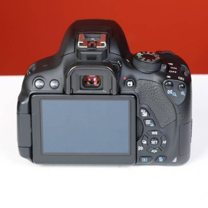 دوربین دست دوم کانن canon eos 700D kit 18-55 stm lens (23000 شات)
