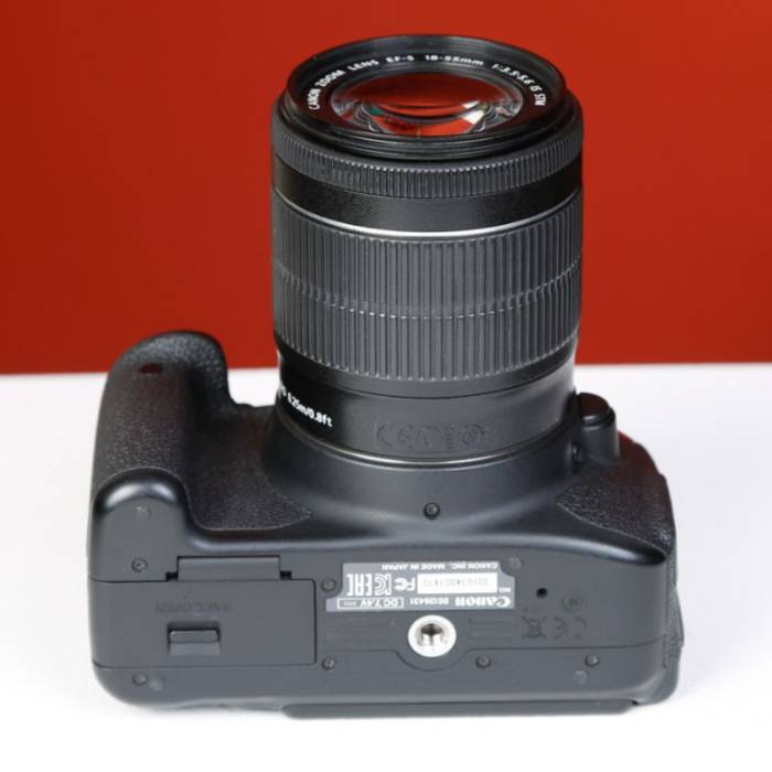 دوربین دست دوم کانن canon eos 700D kit 18-55 stm lens (23000 شات)