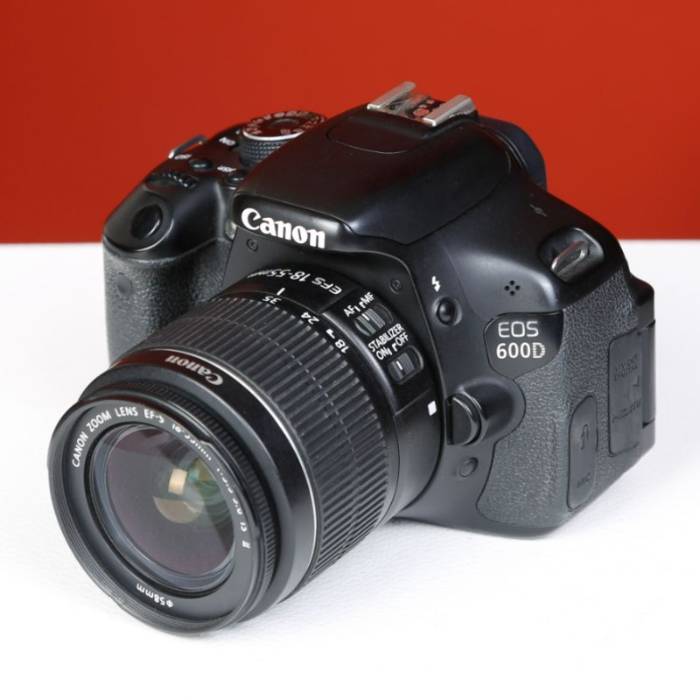 دوربین دست دوم کانن canon eos 600D kit 18-55mm IS II (15000 شات)