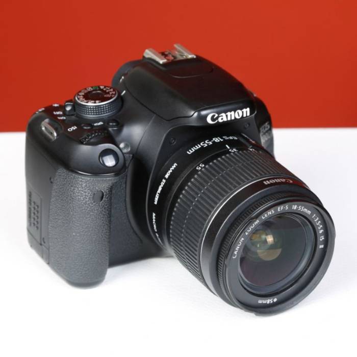 دوربین دست دوم کانن canon eos 600D kit 18-55mm IS II (15000 شات)