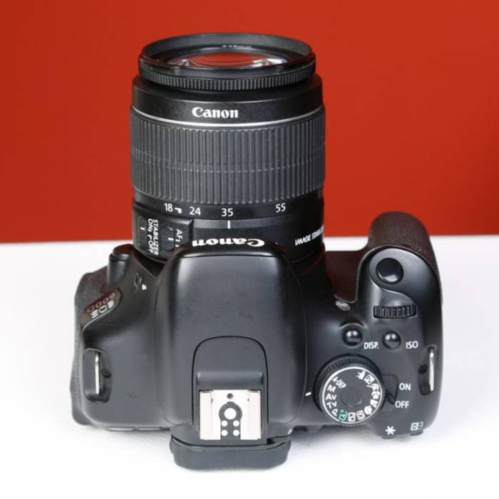 دوربین دست دوم کانن canon eos 600D kit 18-55mm IS II (15000 شات)