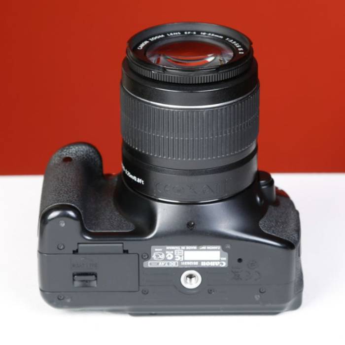 دوربین دست دوم کانن canon eos 600D kit 18-55mm IS II (15000 شات)