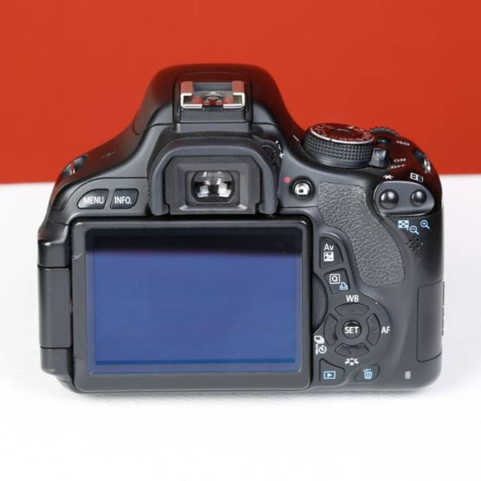 دوربین دست دوم کانن canon eos 600D kit 18-55mm IS II (15000 شات)