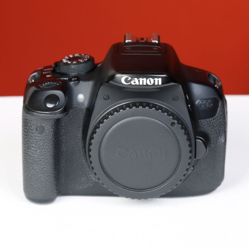 دوربین دست دوم کانن canon eos 700D (131000 شات)