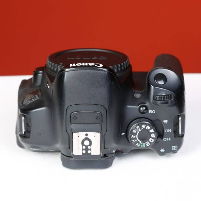 دوربین دست دوم کانن canon eos 700D (131000 شات)