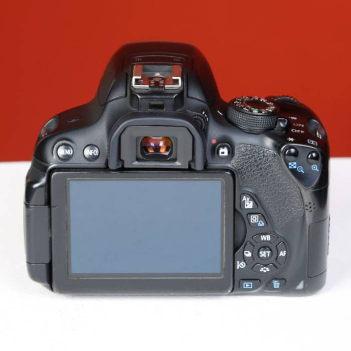 دوربین دست دوم کانن canon eos 700D (131000 شات)