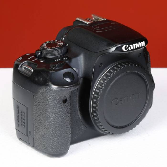 دوربین دست دوم کانن canon eos 700D (131000 شات)