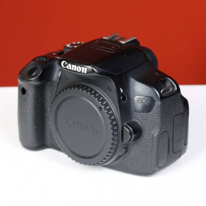 دوربین دست دوم کانن canon eos 700D (131000 شات)