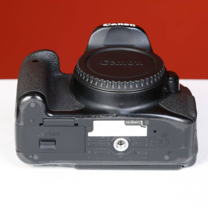 دوربین دست دوم کانن canon eos 700D (131000 شات)