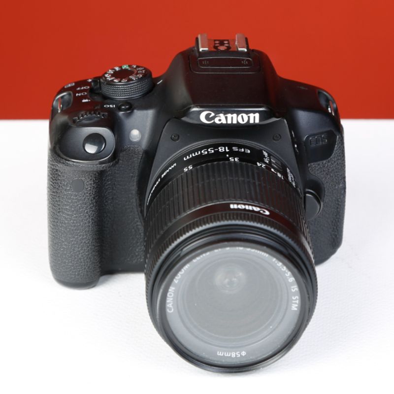 دوربین دست دوم کانن Canon EOS 700D Kit 18-55mm IS STM Digital Camera (131000 شات)