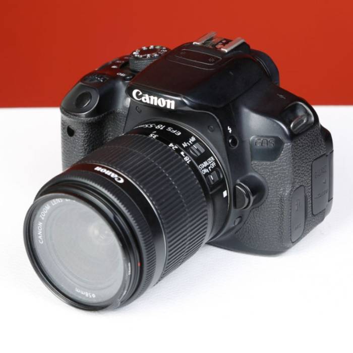 دوربین دست دوم کانن Canon EOS 700D Kit 18-55mm IS STM Digital Camera (131000 شات)