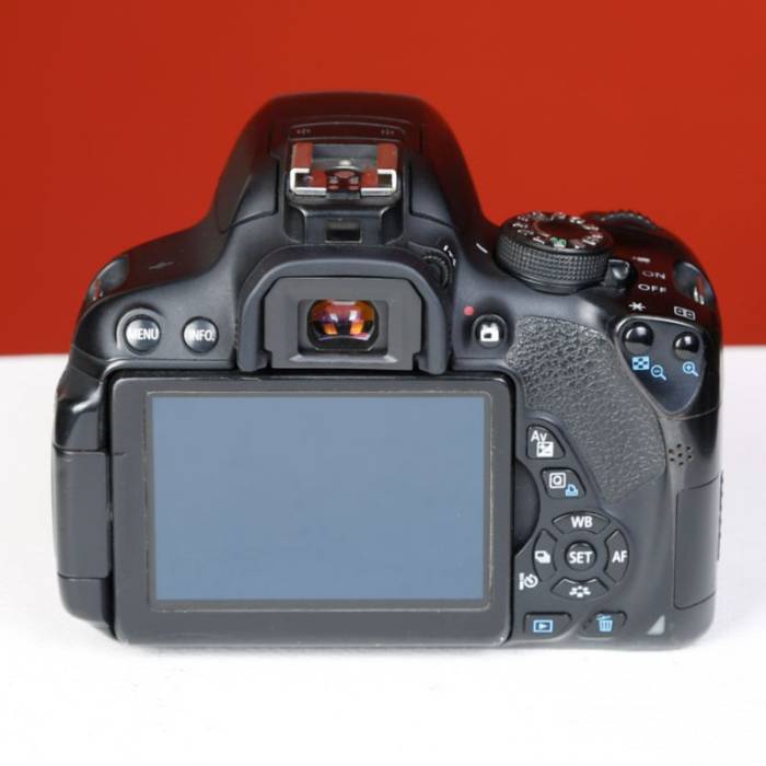 دوربین دست دوم کانن Canon EOS 700D Kit 18-55mm IS STM Digital Camera (131000 شات)