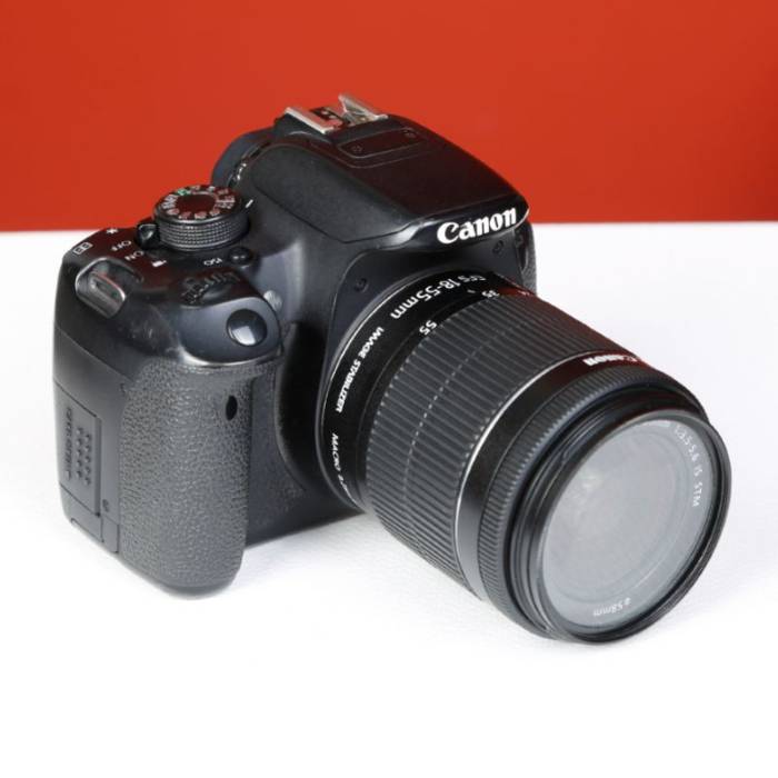 دوربین دست دوم کانن Canon EOS 700D Kit 18-55mm IS STM Digital Camera (131000 شات)