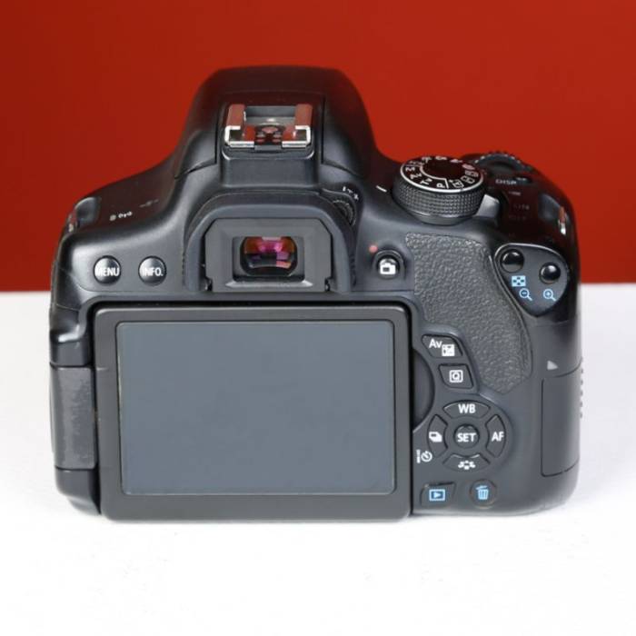 دوربین دست دوم Canon EOS 750D Kit 18-55mm f/3.5-5.6 IS STM (260000 شات)
