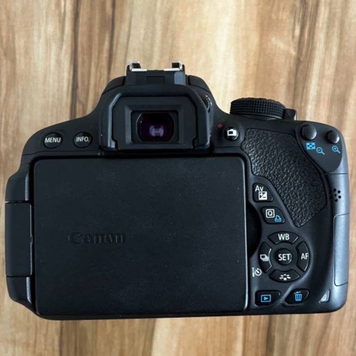 دوربین دست دوم Canon EOS 700D Kit 18-55mm f/3.5-5.6 IS ii (3000 شات)