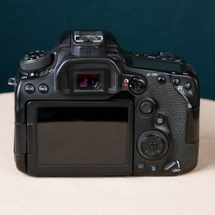 دوربین دست دوم Canon EOS 90D DSLR Camera kit 18-135mm Lens (19000 شات)