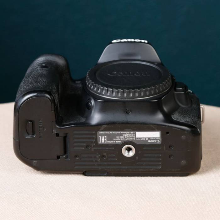 دوربین دست دوم Canon EOS 90D DSLR Camera kit 18-135mm Lens (19000 شات)