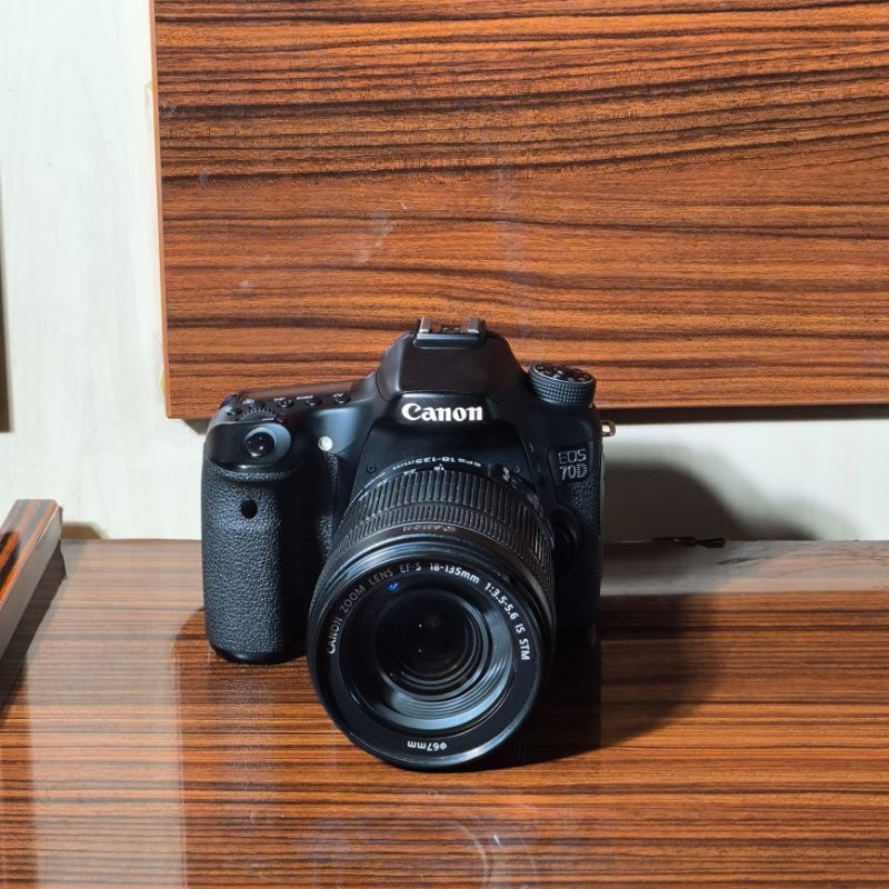 دوربین دست دوم کانن Canon EOS 70D Kit 18-135mm f/3.5-5.6 IS STM (8000 شات)