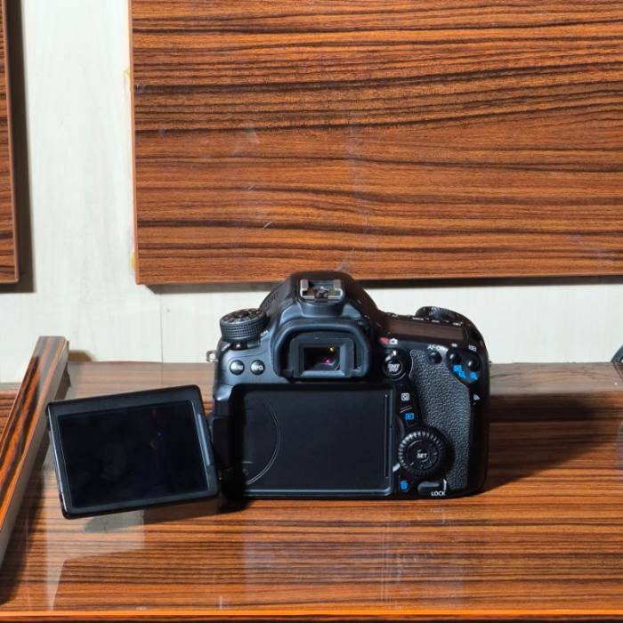 دوربین دست دوم کانن Canon EOS 70D Kit 18-135mm f/3.5-5.6 IS STM (8000 شات)