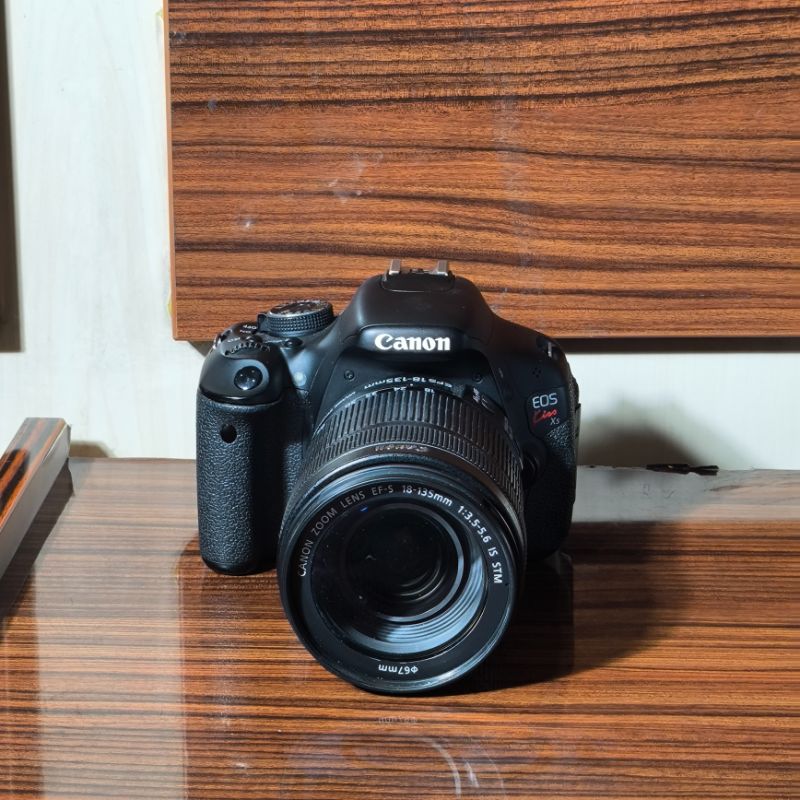 دوربین دست دوم کانن CANON EOS KISS X5 KIT 18-135mm (9000 شات)