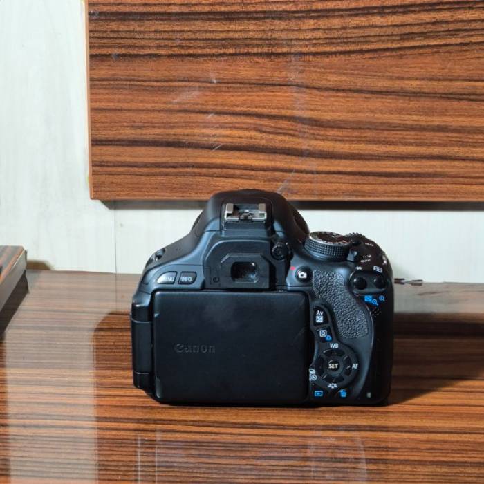 دوربین دست دوم کانن CANON EOS KISS X5 KIT 18-135mm (9000 شات)
