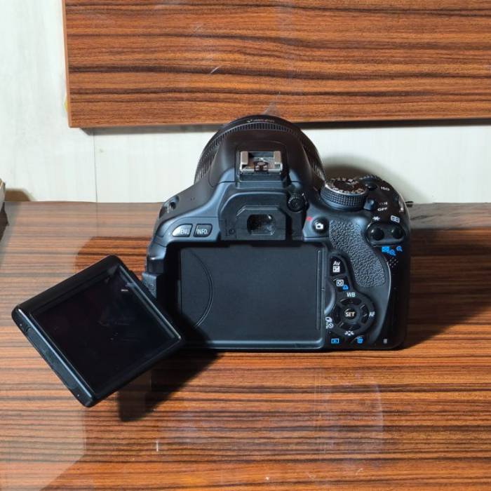 دوربین دست دوم کانن CANON EOS KISS X5 KIT 18-135mm (9000 شات)