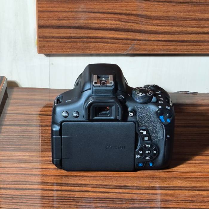 دوربین عکاسی دست دوم کانن Canon EOS 750D Kit 18-55mm f/3.5-5.6 IS STM (23000 شات)