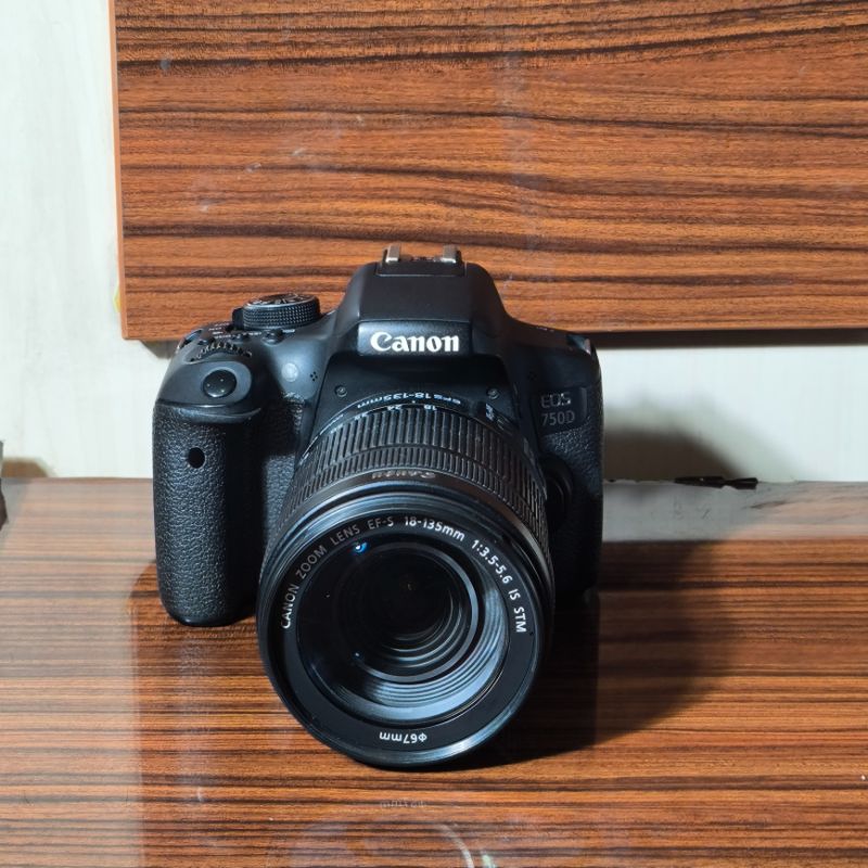دوربین عکاسی دست دوم کانن Canon EOS 750D Kit 18-135mm F3.5-5.6 IS STM (8800 شات)