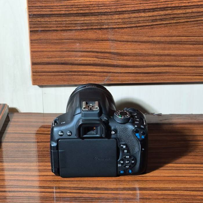 دوربین عکاسی دست دوم کانن Canon EOS 750D Kit 18-135mm F3.5-5.6 IS STM (8800 شات)