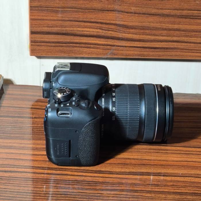 دوربین عکاسی دست دوم کانن Canon EOS 750D Kit 18-135mm F3.5-5.6 IS STM (8800 شات)
